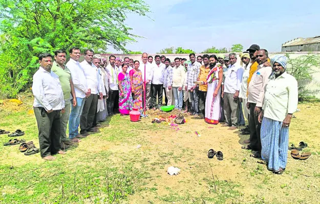కల్యాణ మండపం  నిర్మాణానికి భూమి పూజ
