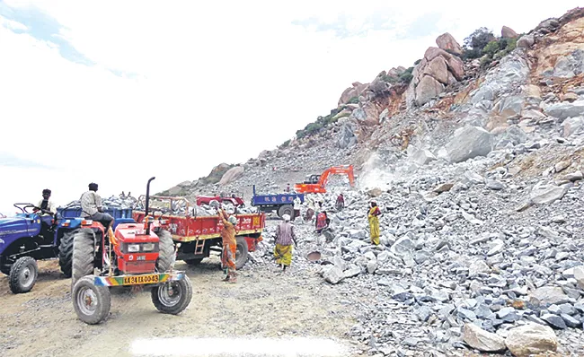 నేమకల్లు  వద్ద కొండను కొల్లగొడుతున్న దృశ్యం