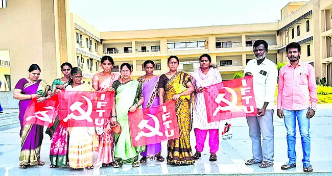 పెండింగ్‌ వేతనాలు చెల్లించాలని నిరసన