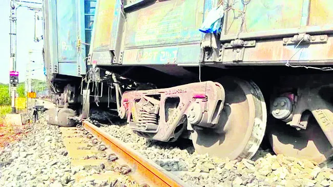 బెళగావిలో పట్టాలు తప్పిన గూడ్స్‌ 