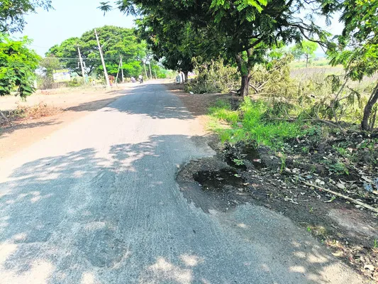 పైప్‌లైన్ల లీకేజీ.. తాగునీరు వృథా