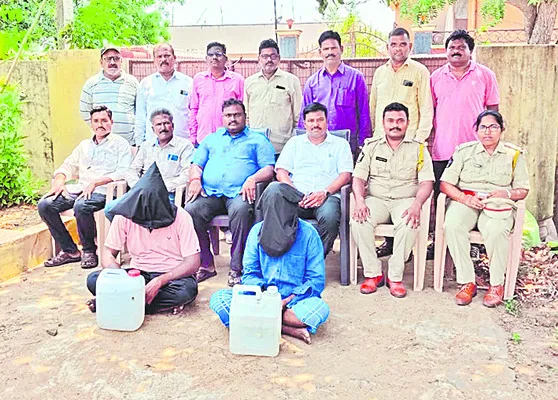నాటుసారా విక్రయిస్తున్న ఇద్దరు అరెస్ట్‌ 