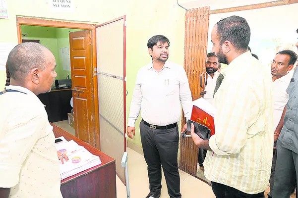 అభివృద్ధి పనులు   వేగవంతం చేయాలి 
