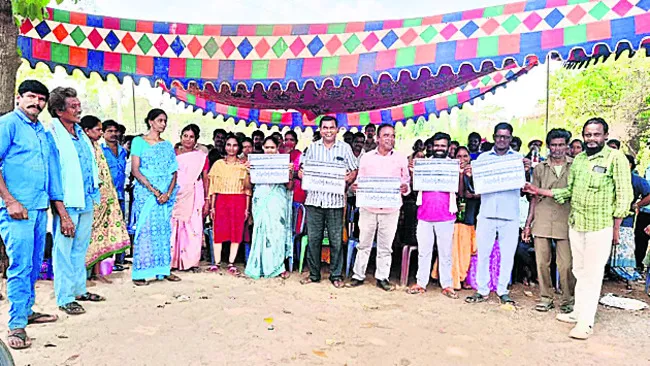 పౌల్ట్రీ పరిశ్రమ కార్మికులను విధుల్లోకి తీసుకోవాలి