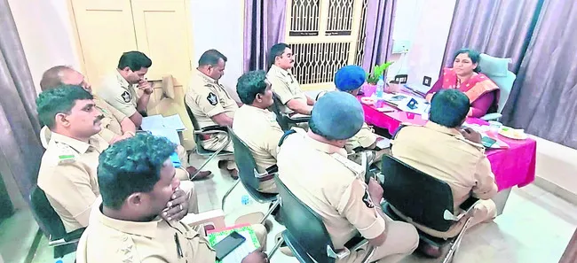 సమష్టిగా కృషి చేయాలి 