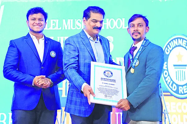 గిన్నిస్‌ బుక్‌లో రైల్వే ఉద్యోగికి చోటు 