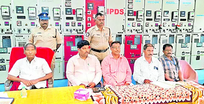 విద్యుత్‌ విజిలెన్స్‌ అధికారుల దాడులు 