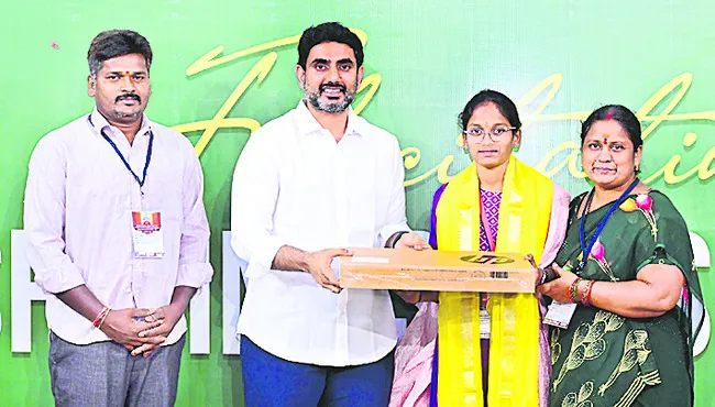 షైనింగ్‌ స్టార్‌ అవార్డు అందుకున్న ప్రభుత్వ కళాశాల విద్