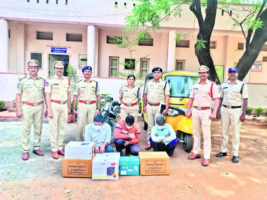 ‘మత్తు’ తరలిస్తున్న ముగ్గురి అరెస్ట్‌