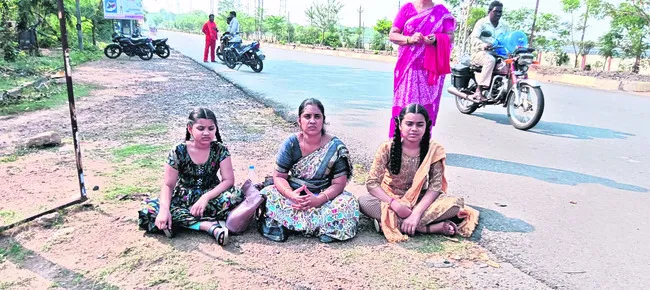 పోలీస్‌ స్టేషన్‌ ఎదుట మహిళల ఆందోళన 