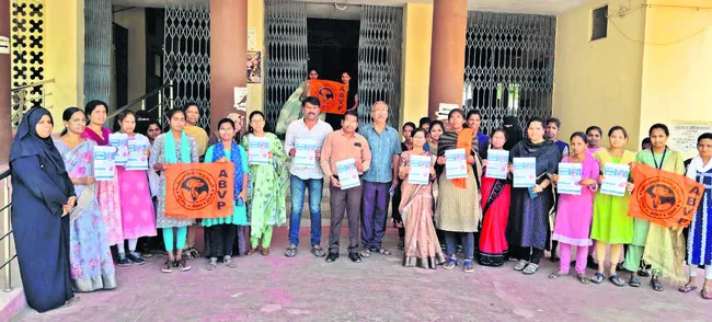 వాల్‌ పోస్టర్ల ఆవిష్కరణ
