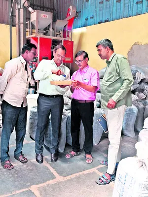 పత్తి విత్తన ప్రాసెసింగ్‌ యూనిట్లలో తనిఖీలు 