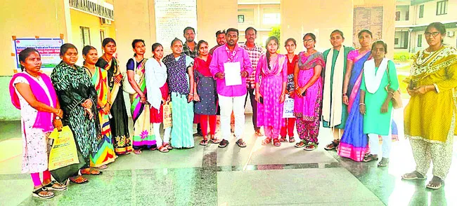 పెండింగ్‌ వేతనాలు చెల్లించాలి