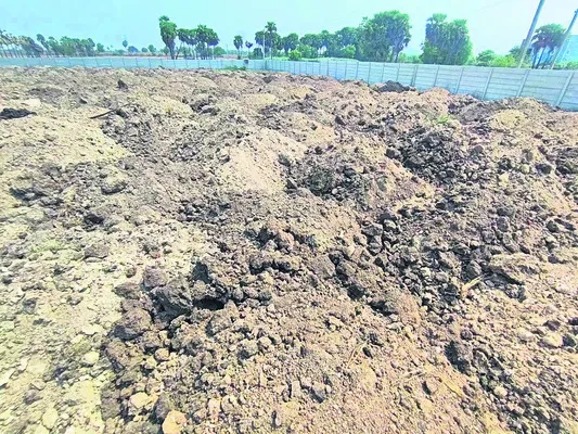 వెంచర్లకు చెరువు మట్టి!