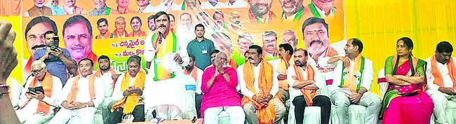 కాంగ్రెస్‌ ఎమ్మెల్యేలు  మంత్రి పదవుల కోసం కొట్టుకుంటున్
