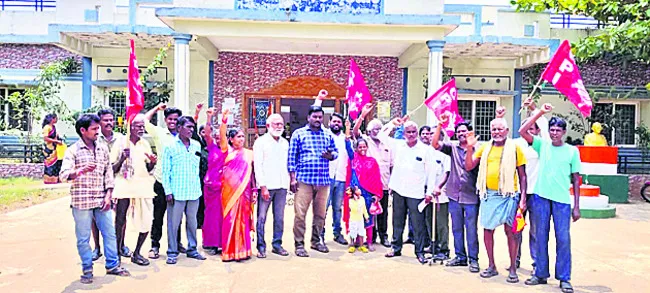 దళిత, గిరిజనుల భూముల ఆక్రమణ తగదు