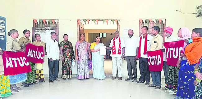 పంచాయతీ కార్మికుల సమస్యలు పరిష్కరించండి 