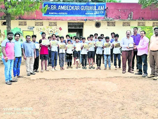 గురుకుల విద్యార్థులకు బంగారు పతకాలు 