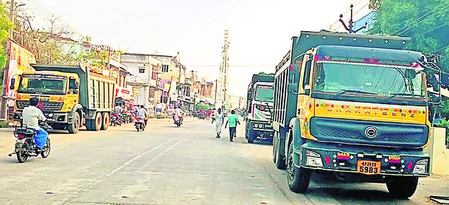 గ్రావెల్‌ టిప్పర్లు పట్టుకున్నారు.. వదిలేశారు 