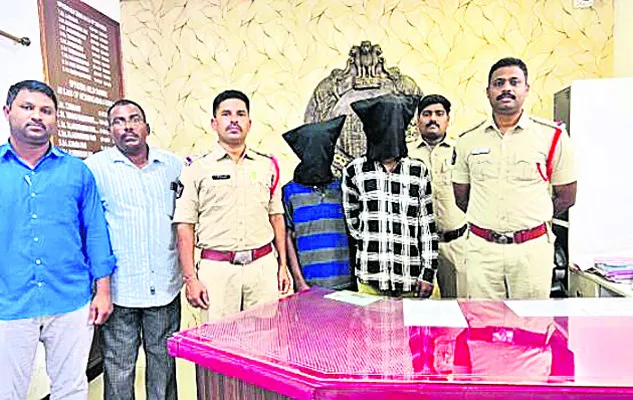 చోరీ కేసులో ఇద్దరు నిందితుల అరెస్ట్‌