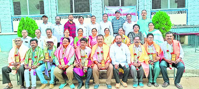 భాషాపండితులకు సన్మానం 