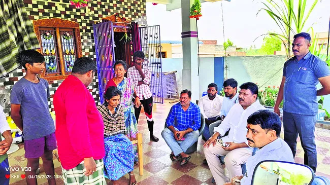 ముగ్గురు పిల్లలు చనిపోయినా ప్రభుత్వం స్పందించలేదు 