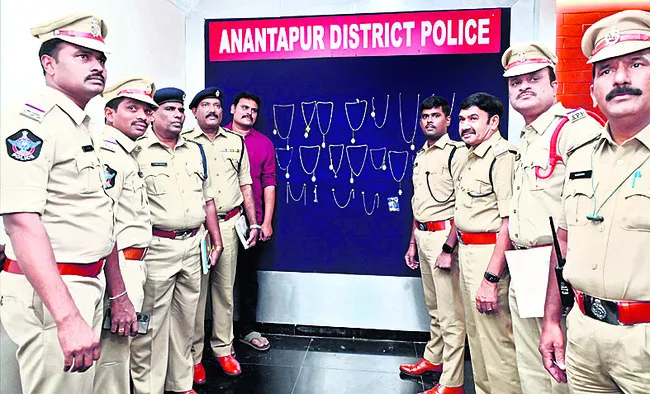 అంతర జిల్లా చైన్స్నాచర్ల అరెస్ట్