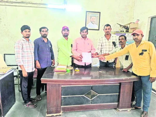 ఫీల్డ్‌ అసిస్టెంట్ల నిరసన బాట 