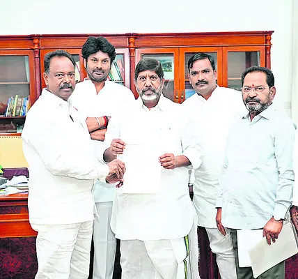 పంటలు నష్టపోయిన రైతులను ఆదుకోవాలి
