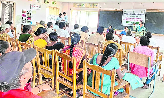 పట్టణ పరిసరాల్లో తోటల సాగుపై ప్రత్యేక శిక్షణ 