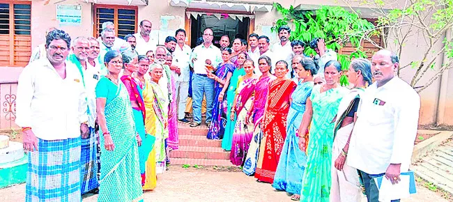 ఉపాధి మేట్‌ తొలగింపుపై నిరసన 