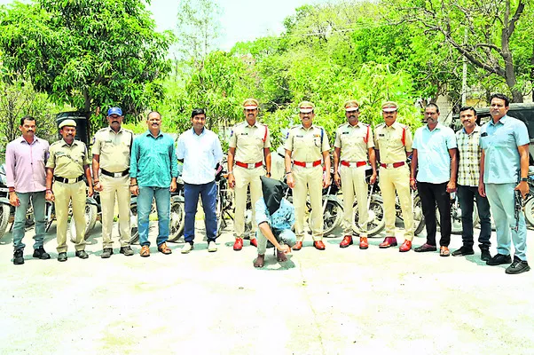 ఒక్కడే..18 బైక్‌లు చోరీ 