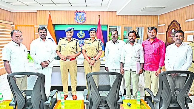 ఇళ్ల స్థలాల్లోకి పేదలను అనుమతించండి 