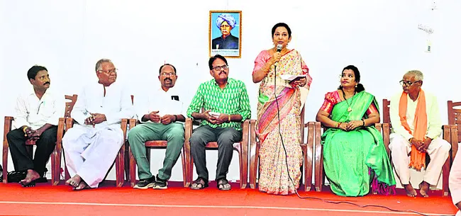 విద్యార్థులు గొప్పవారి చరిత్రను చదవాలి