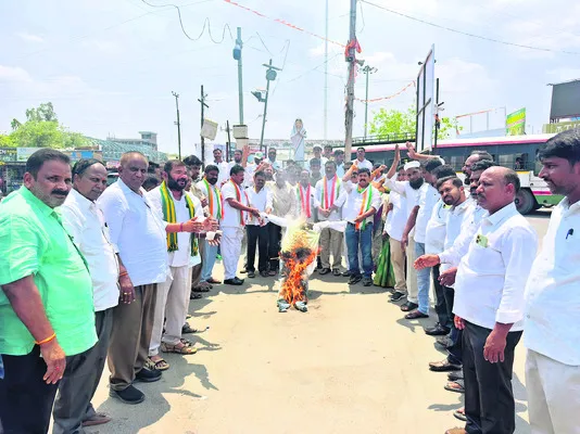 కాంగ్రెస్‌ ఆధ్వర్యంలో ప్రధాని దిష్టి బొమ్మ దహనం 