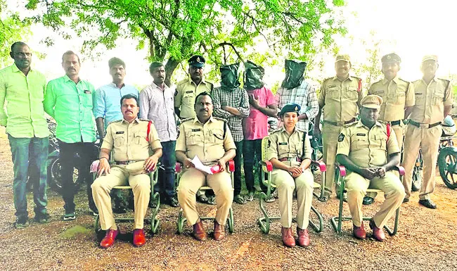 ముగ్గురు అంతర్‌ జిల్లా బైక్‌ దొంగలు అరెస్టు 