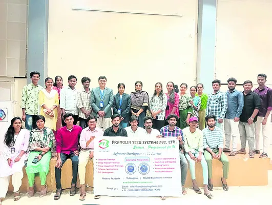 ఉద్యోగ, ఉపాధి అవకాశాలు  అందిపుచ్చుకోవాలి