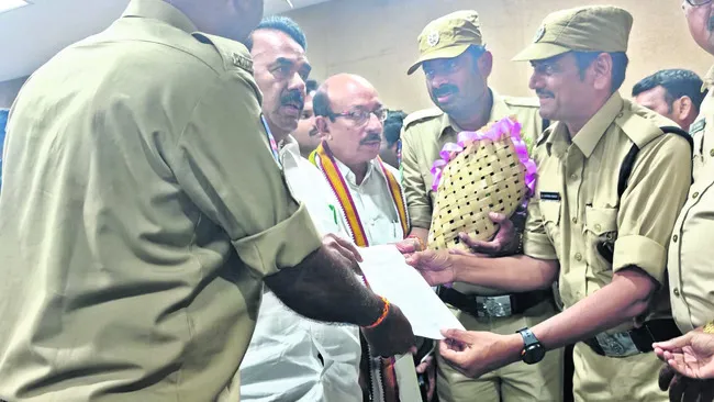 ఎకై ్సజ్‌ శాఖలో బదిలీలు చేపట్టండి 