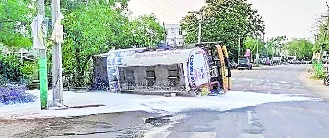 పెట్రోలు ట్యాంకర్‌ బోల్తా 