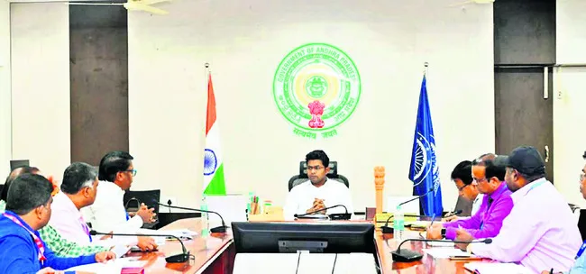 ఎస్సీల స్వయం ఉపాధి పథకాలకు రుణాలు ఇవ్వాలి 