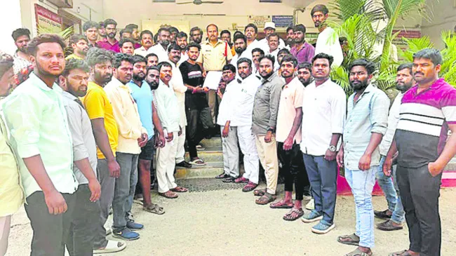 వారిపై అట్రాసిటీ కేసు నమోదు చేయాలి