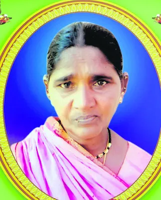 కుక్కను తప్పించబోయి కూలీల ఆటో బోల్తా