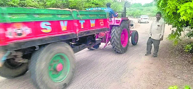 అనుమతుల పేరిట అడ్డగోలు ఇసుక రవాణా 