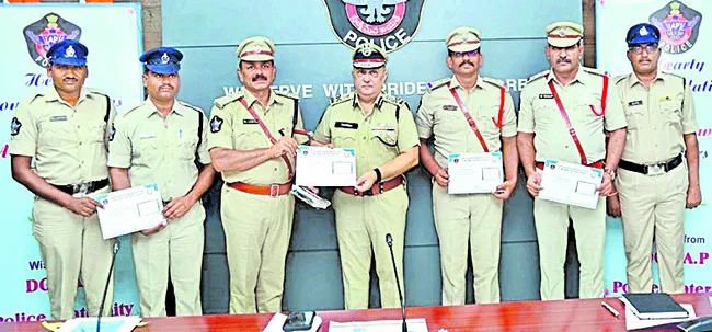 తెనాలి డీఎస్పీకి ఏబీసీడీ అవార్డు 