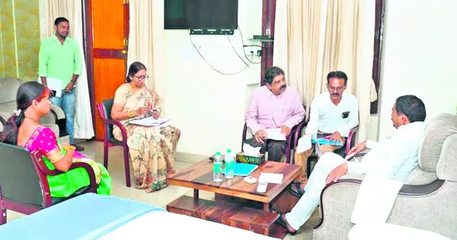 అధికారులతో మంత్రి సమీక్ష