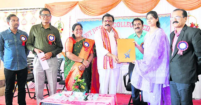 జిల్లాకు యూనివర్సిటీ తీసుకొచ్చేందుకు కృషి