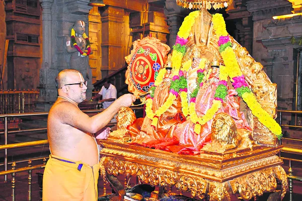 యాదగిరి నృసింహుడికి నిత్యారాధనలు 