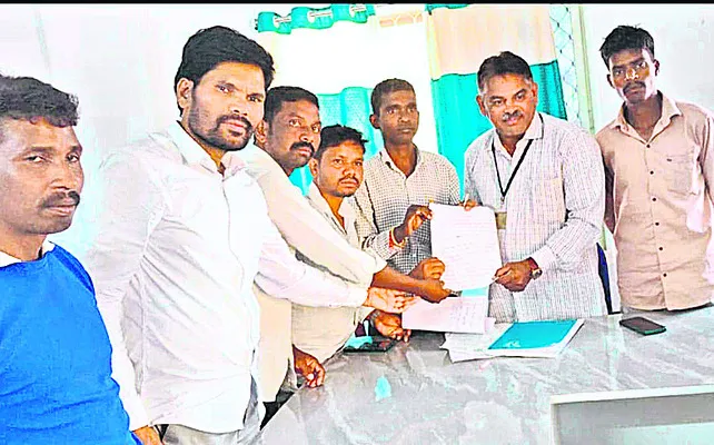 కార్యదర్శిపై చర్యలకు డిమాండ్