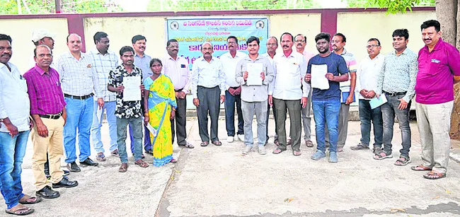 యువ కార్మికులు అంకితభావంతో పనిచేయాలి