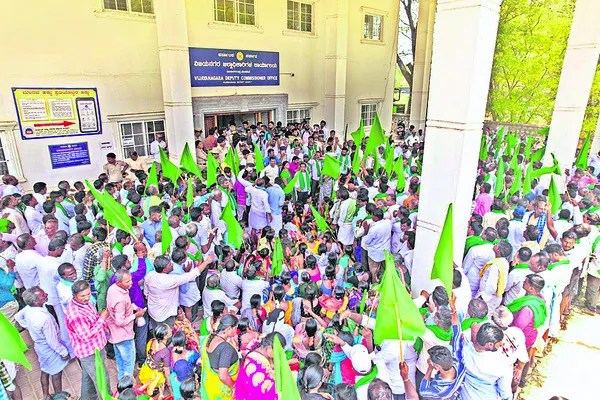 పాల డైరీ ప్రధాన కార్యాలయాన్ని తరలించాలి 